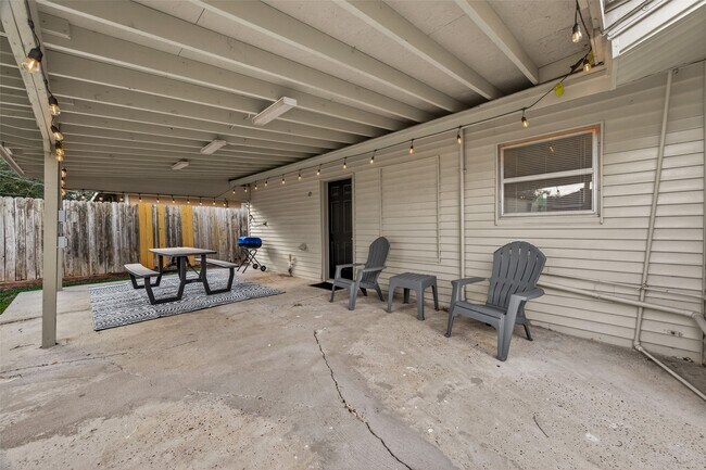 Building Photo - 515 Ogilvie St