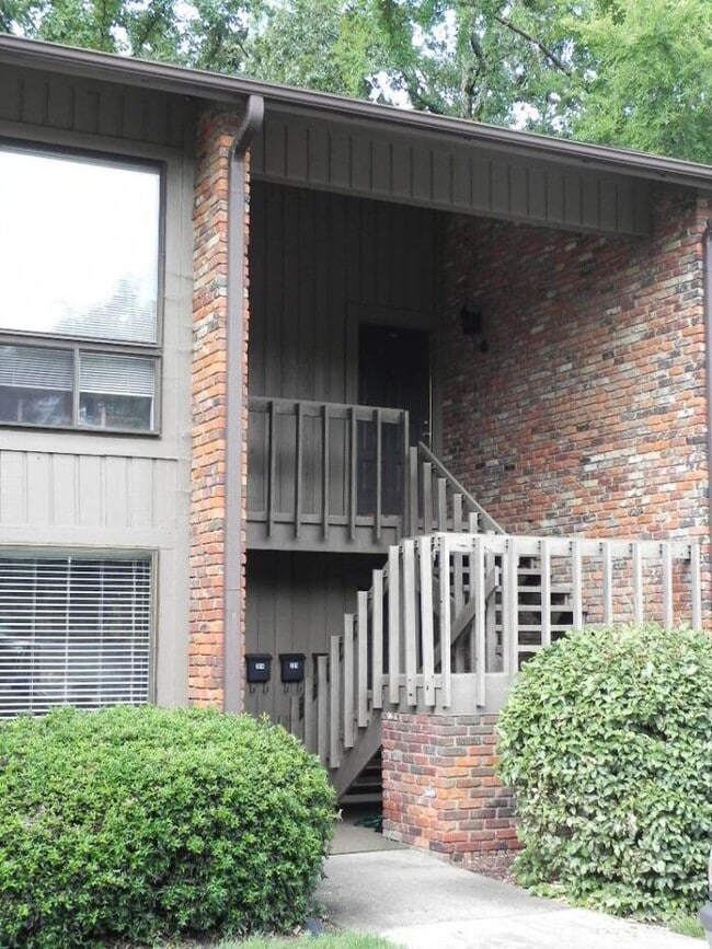 Building Photo - 204 Oak Tree Dr