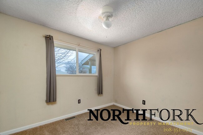 Building Photo - Conveniently located Nampa home, central t...