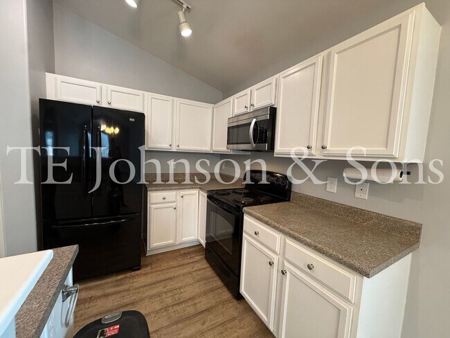 Building Photo - Modern Comfort with Vaulted Ceilings & Garage in Winston-Salem