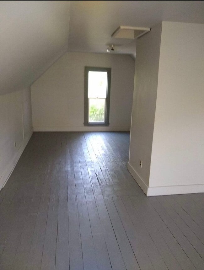 Building Photo - $795 - 2 bed 1 bath - Single Family Home
