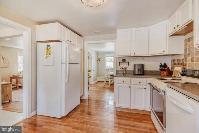 Building Photo - 1715 Tacoma Rd