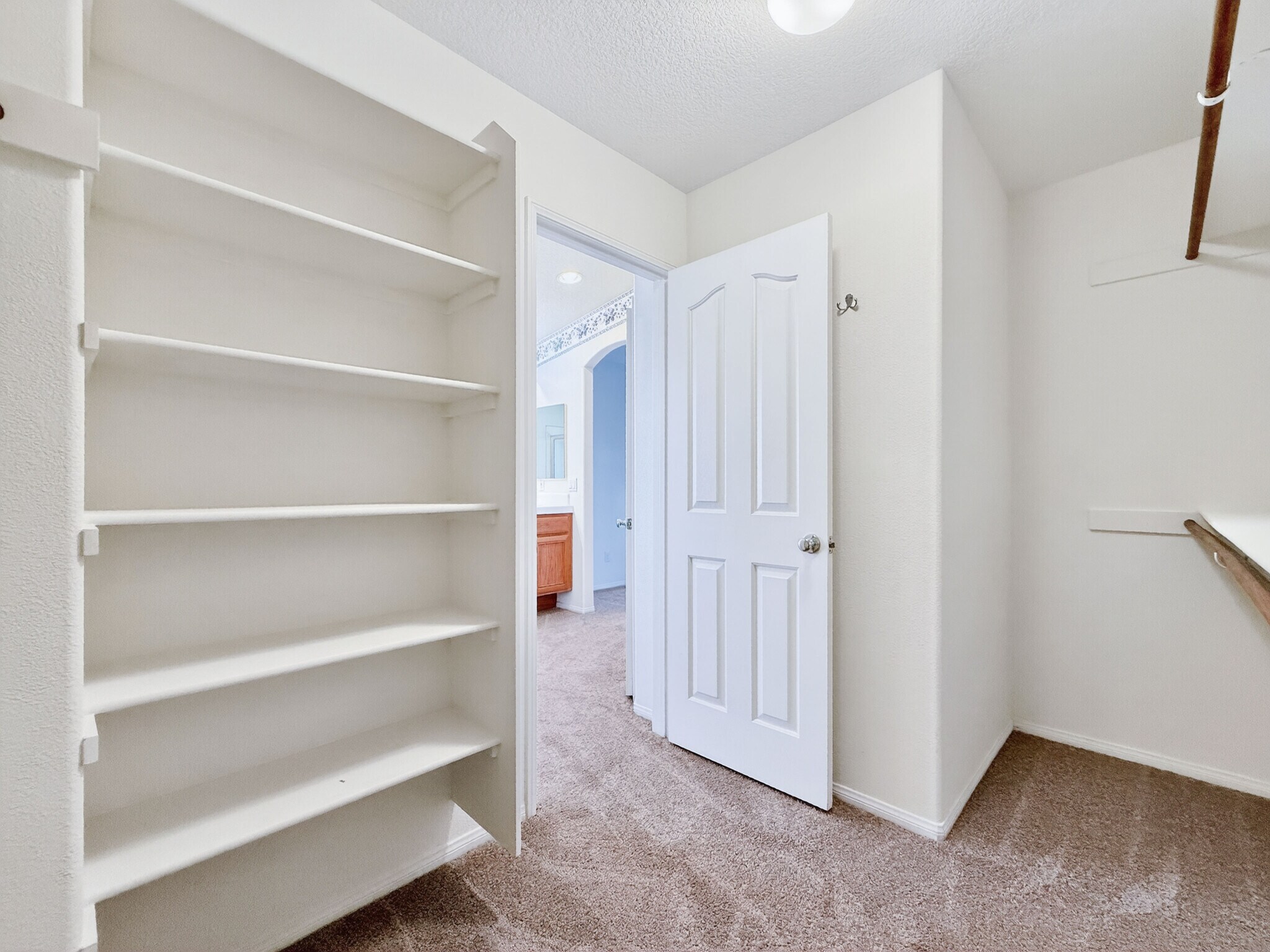 Building Photo - 660 Camino de la Luz