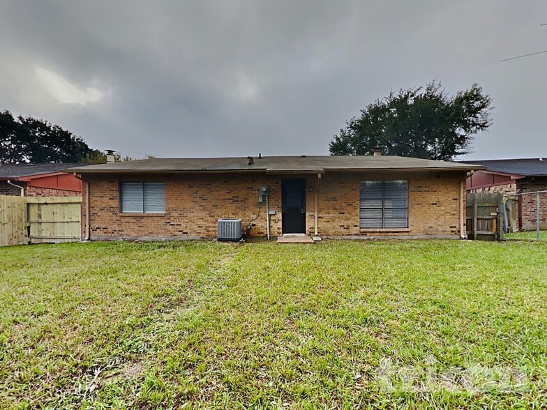Building Photo - 5030 Ridgecreek Dr