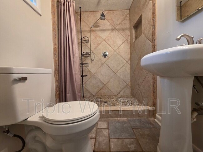 Building Photo - 5425 Chauvin Dr