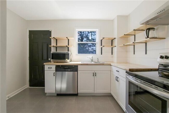 Building Photo - 551 Valley Hill Rd SE