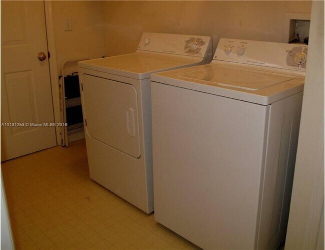 Building Photo - 3235 NE 184th St