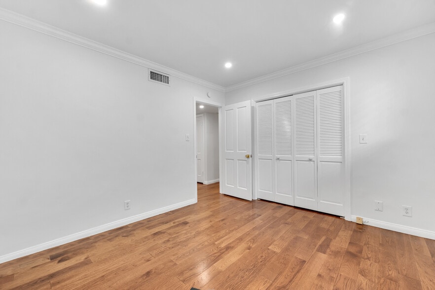 Building Photo - 4722 Forman Ave