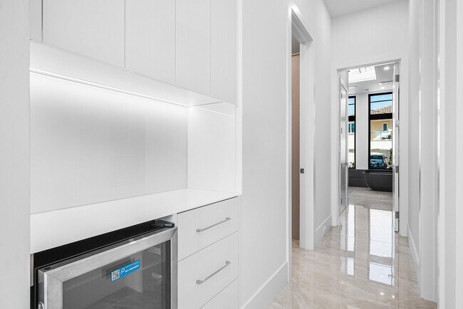 Building Photo - 2650 NE 48th Ct