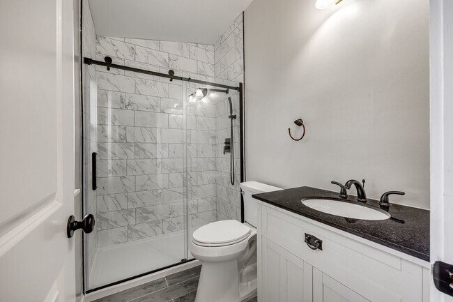 Building Photo - Beautifully remodeled one bedroom, one bath in Lake Wylie Woods!