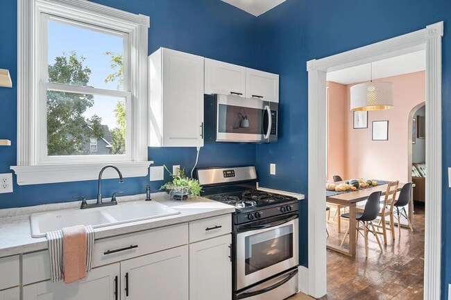 Building Photo - Magnificent, Beautifully UPDATED, 3 Bedroo...
