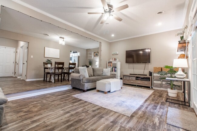 Building Photo - Beautiful 2 Bed, 2.5 Bath Condo in Johnson...