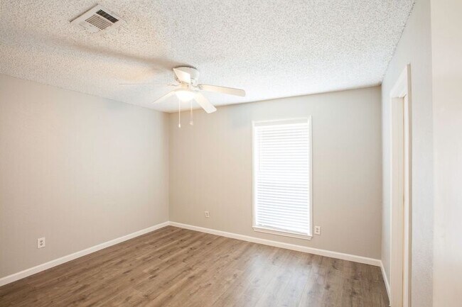 Building Photo - 1535 Rocky Point Dr