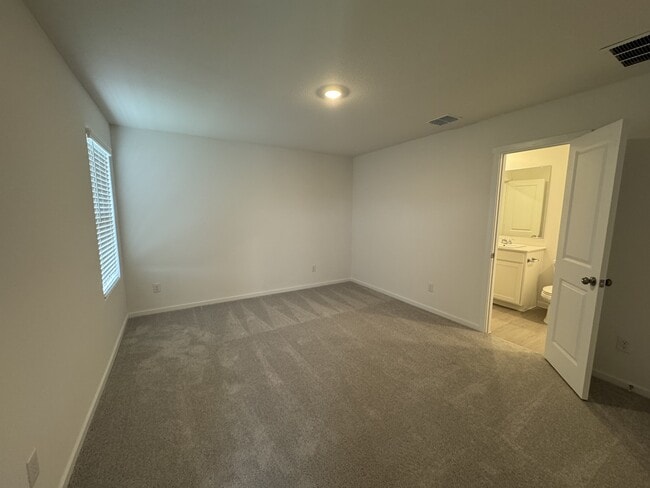 Building Photo - 913 Birkdale Dr