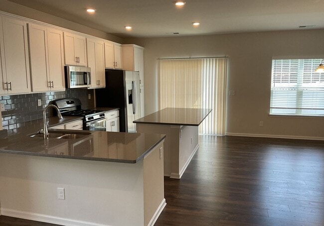 Building Photo - COMING SOON!! Spacious and Modern 3-Bedroo...
