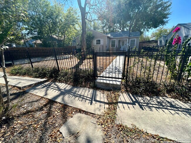 Building Photo - 414 Elmwood Dr
