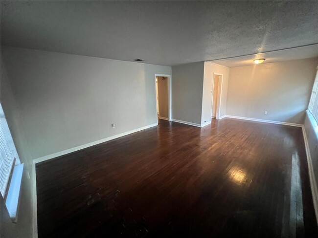 Building Photo - 5818 Glenhurst Dr