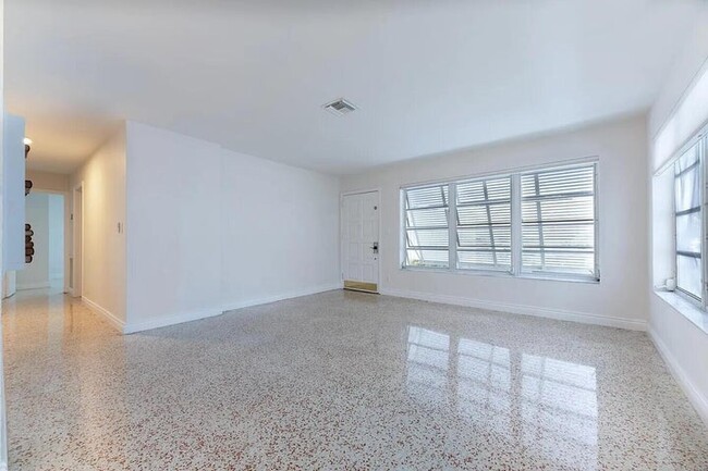 Building Photo - 3414 Poinsettia Ave