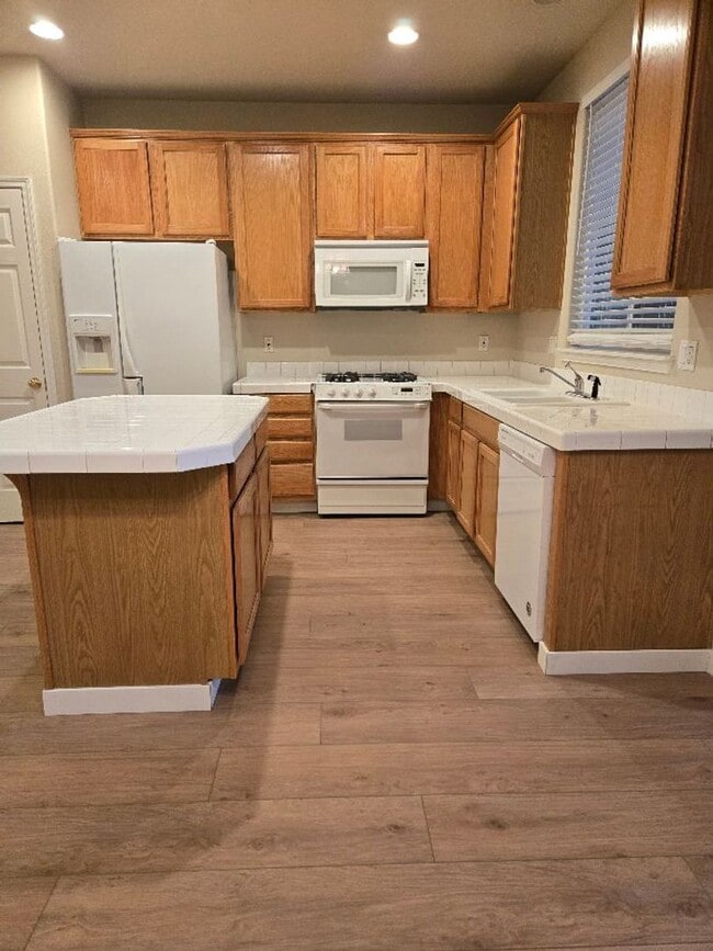 Building Photo - All Brand New flooring-$500 off 1st month !  Walking Trails & Park close by... easy access to Por...