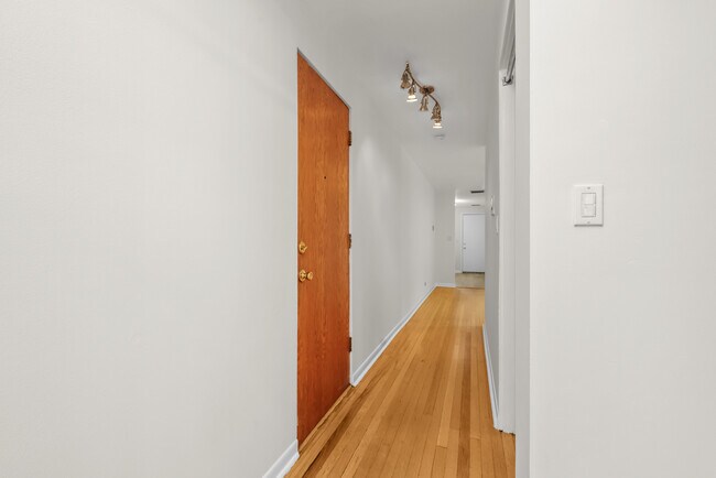 Building Photo - 908 W Grace St