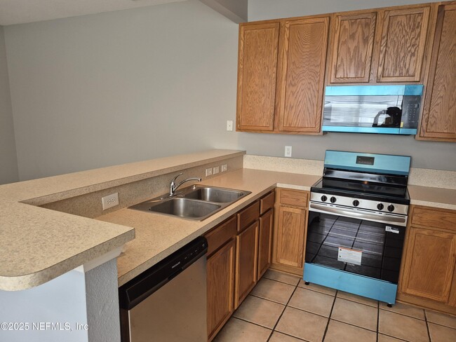 Building Photo - 5851 Parkstone Crossing Dr