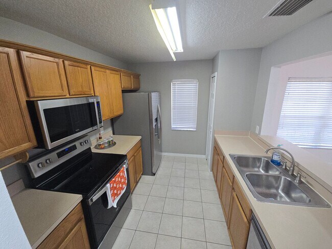 Building Photo - 3/3 Townhome In Valrico