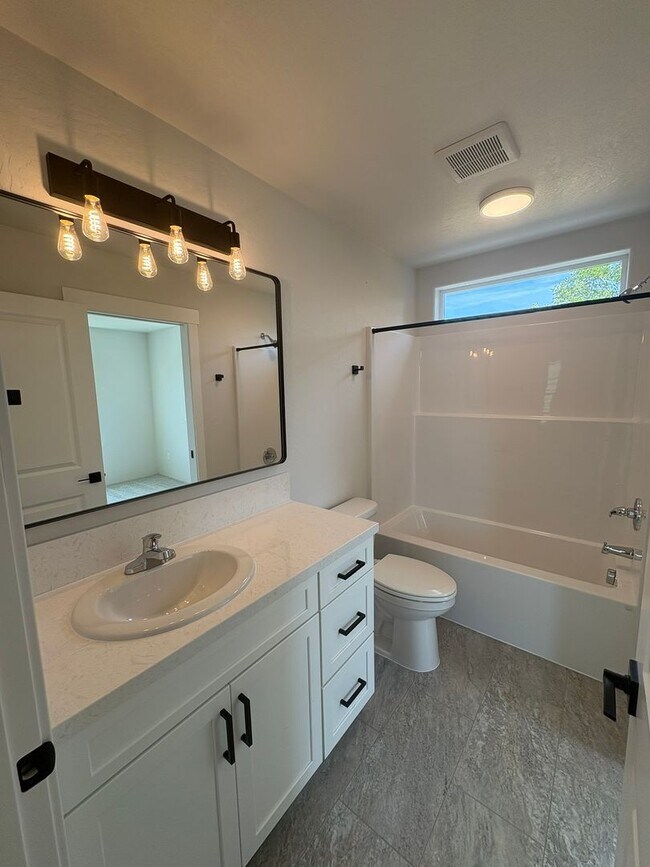 Building Photo - Brand New Modern 2-Story Home