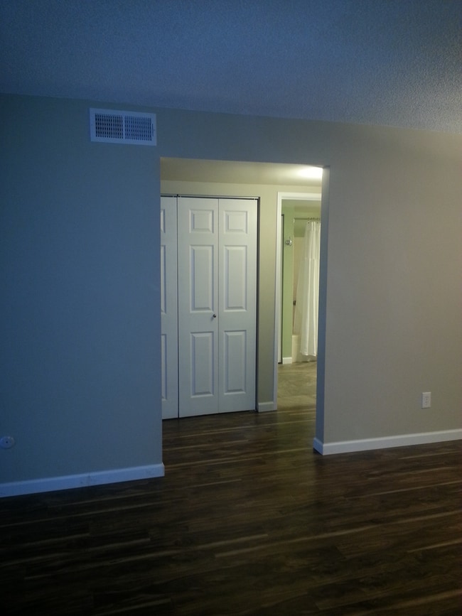 Building Photo - Newly renovated 1 Bed/1 Bath Condo near Lo...