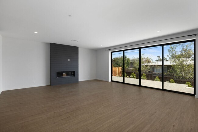 Building Photo - Modern Coastal Lease in Top of the World