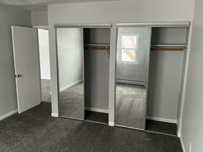 Building Photo - Spacious One-Bedroom unit on Pullman Ave!