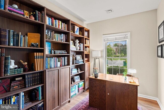Building Photo - 2082 Deer Run Dr