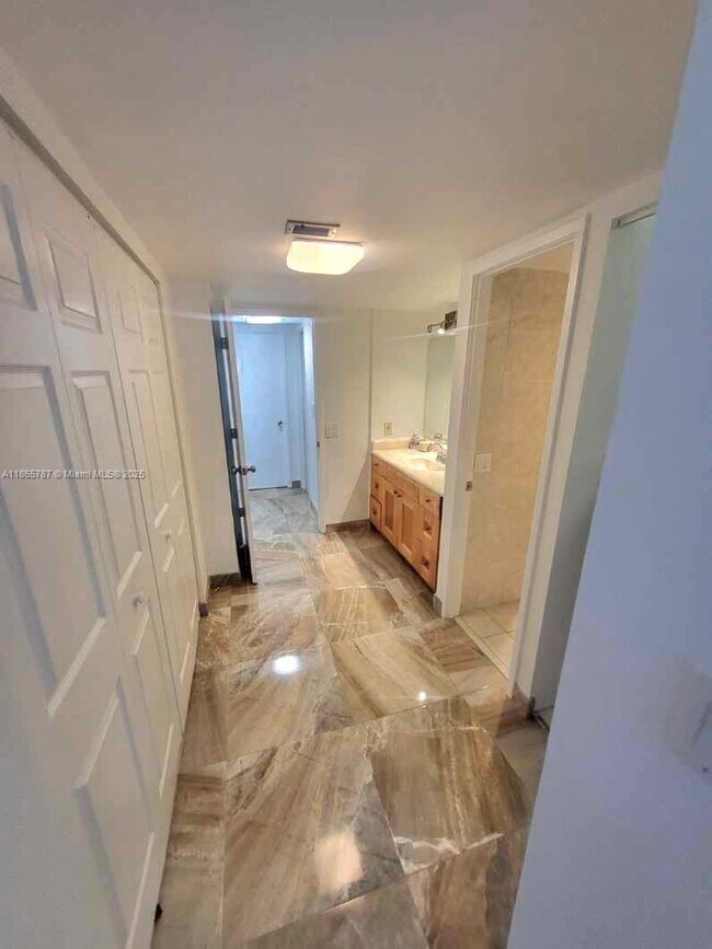 Building Photo - 3701 N Country Club Dr