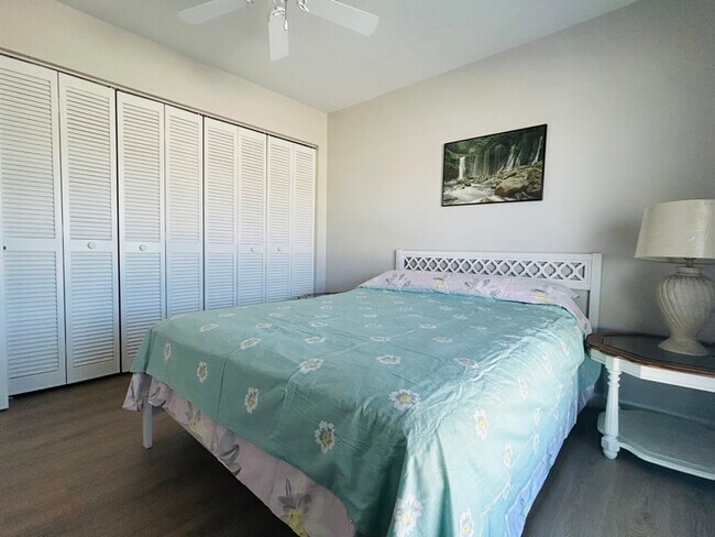 Building Photo - 215 Palm Dr