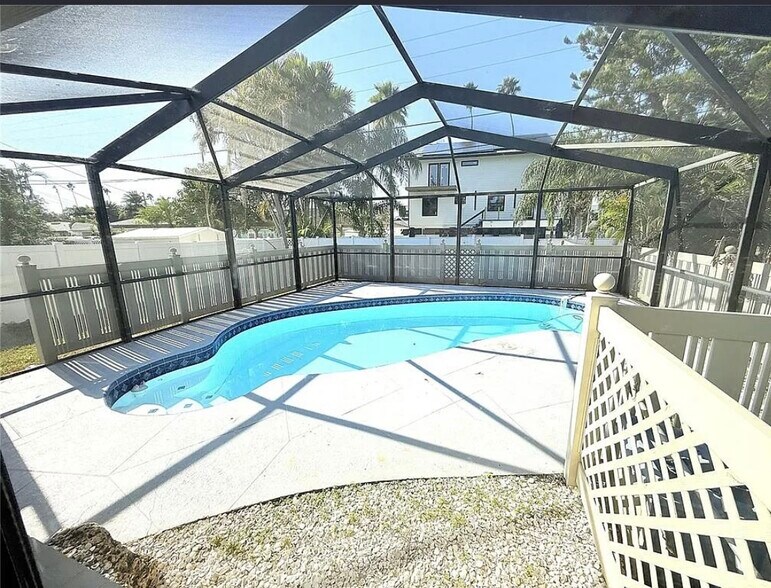 Fully enclosed heated pool - 225 Cevera Dr