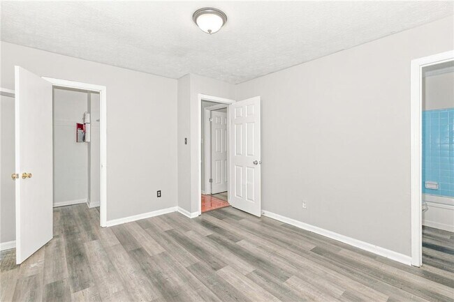 Building Photo - 596 Crestmont Ct