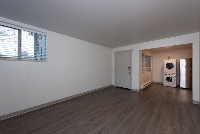 Building Photo - Spacious 1Bed/1Bath Ground Floor Apartment...