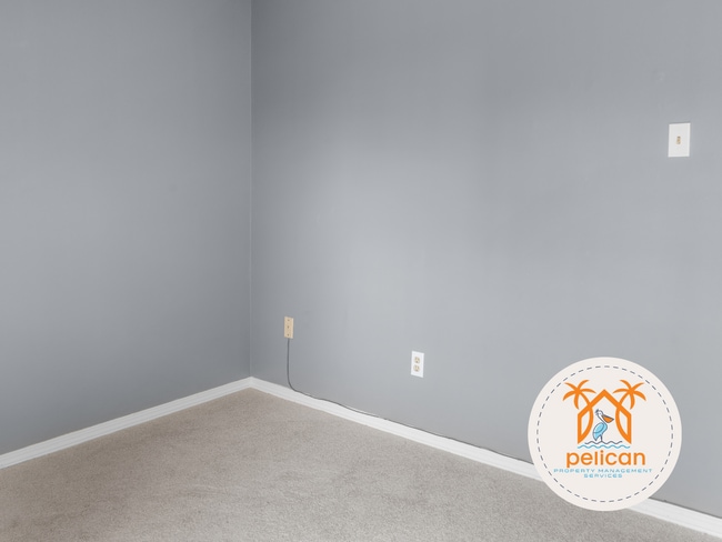 Building Photo - Bright townhome in the heart of Pensacola