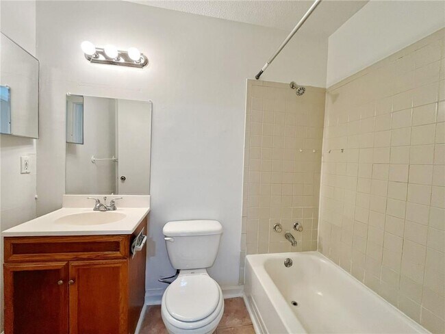 Building Photo - 2946 N Dekalb Dr