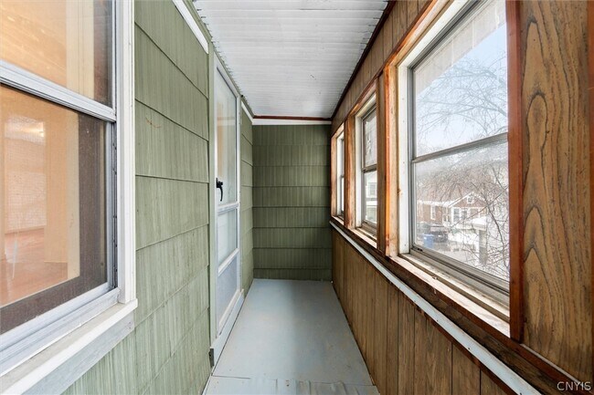 Building Photo - 104 Kincaid Ave