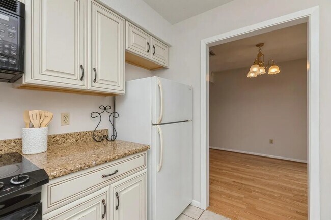 Building Photo - 104 Country Club Dr