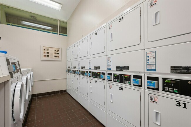 Building Photo - 10 Shrewsbury Green Dr