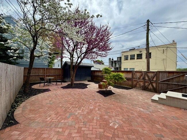 Building Photo - 107 Calder St