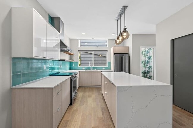 Building Photo - Stunning Standalone Townhome In Coveted Lincoln Park w/ AC (1st Month Free)