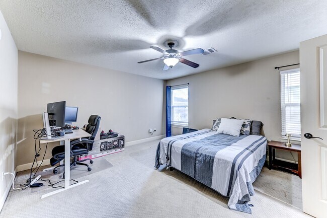 Building Photo - 1325 W 24th St