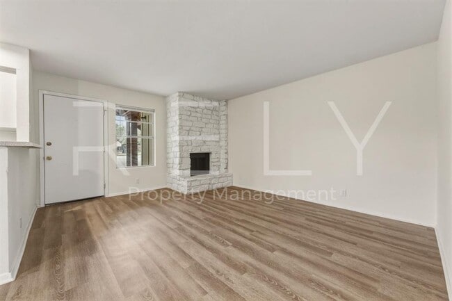 Building Photo - 302 Algerita Dr