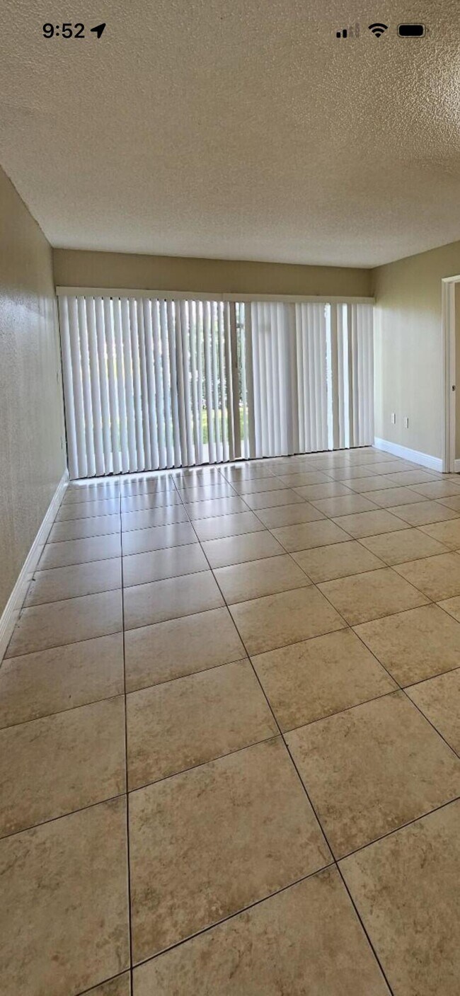 Building Photo - 1504 Lake Crystal Dr