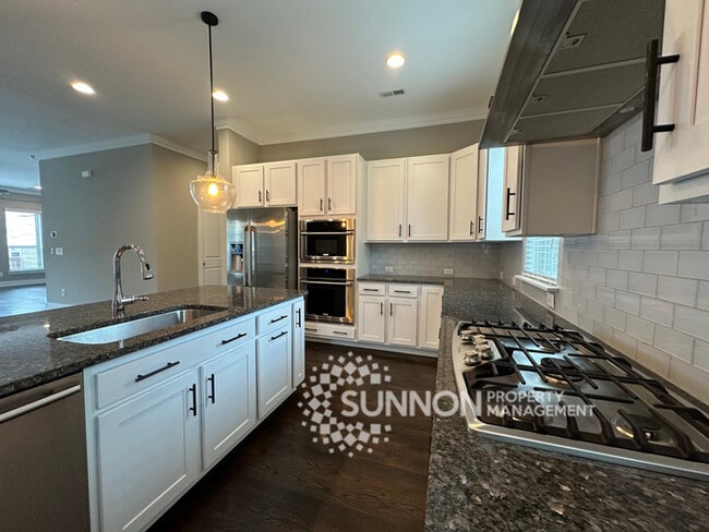 Building Photo - Beautiful 3-Story Townhome in the Heart of...