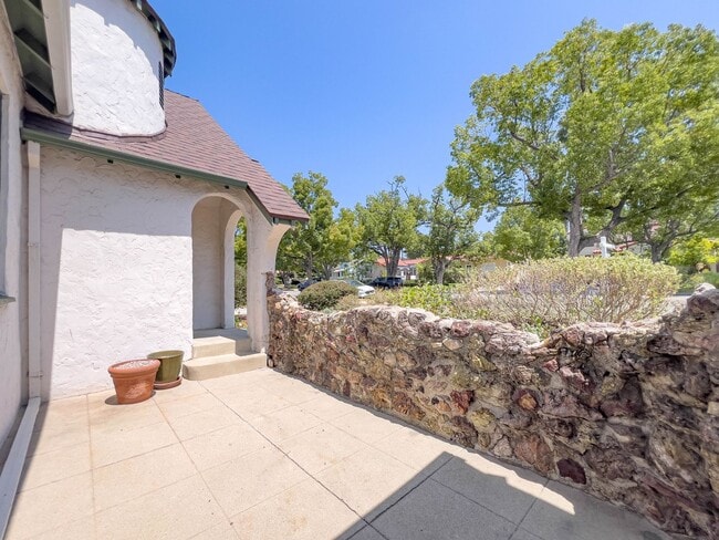 Building Photo - Storybook 3BR Home in Pretigious Rossmoyne...
