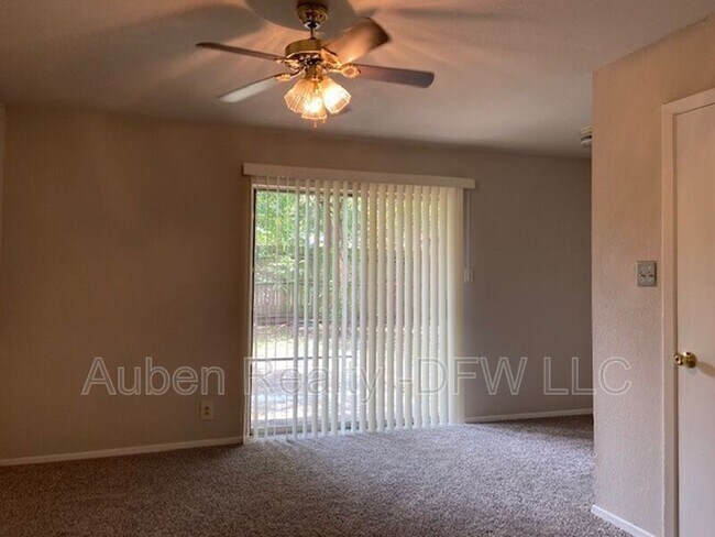 Building Photo - 118 Maple St