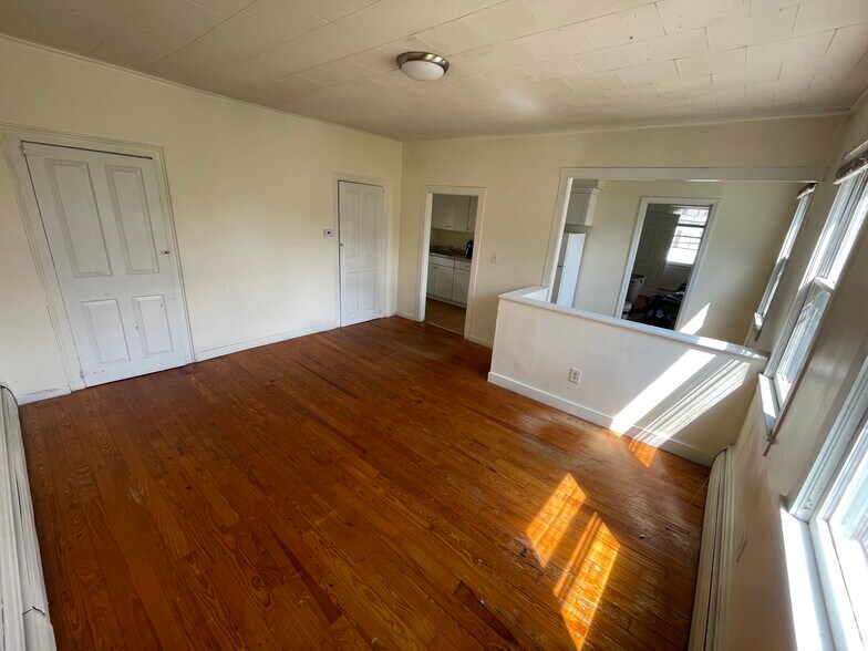 Building Photo - 203 Baldwin St